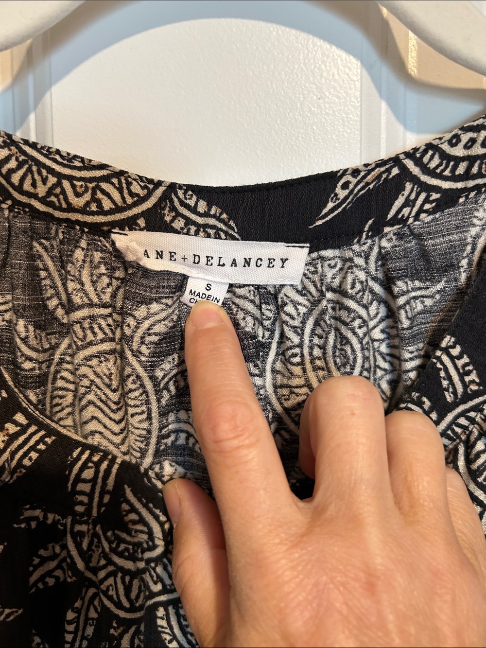 Jane + Delancey Sleeveless Black & Tan Sun Printed Tank Top Women's Size Small - Picture 2 of 5
